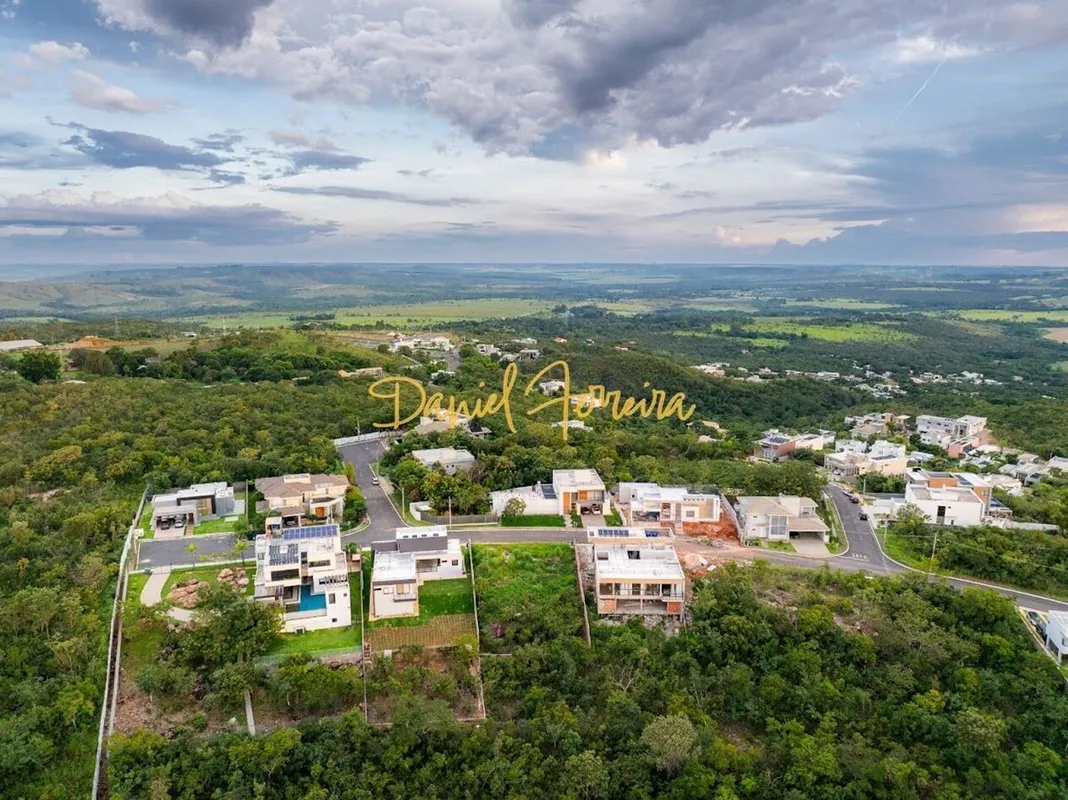 Apresento à você um excelente lote de esquina com leve aclive, em uma das melhor...