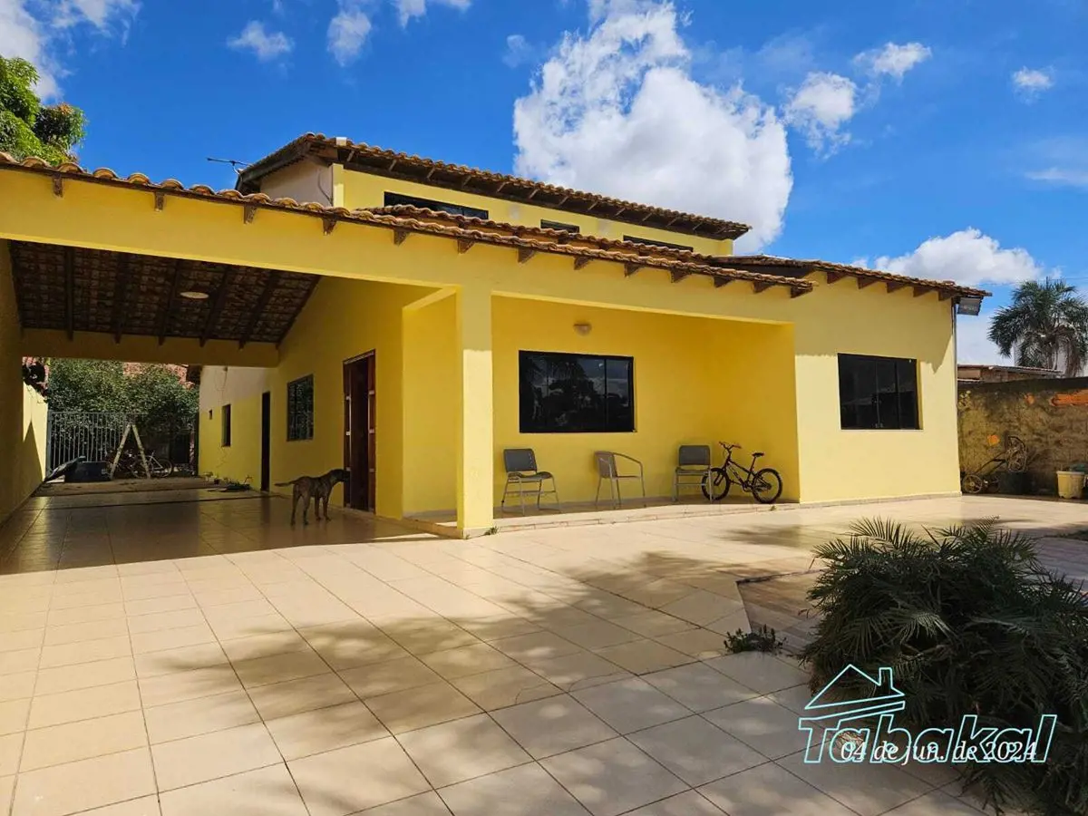 Excelente lote com 1011,50m2, orientado para o nascente. Casa composta de 03 qua...