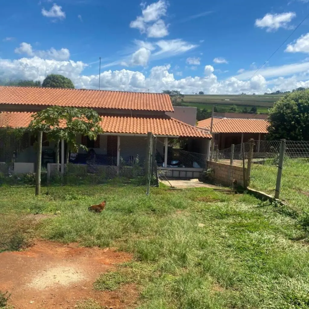 Chácara Leopoldo Bulhões.Lote possui uma casa muito boa com:- 3 quartos, sendo u...