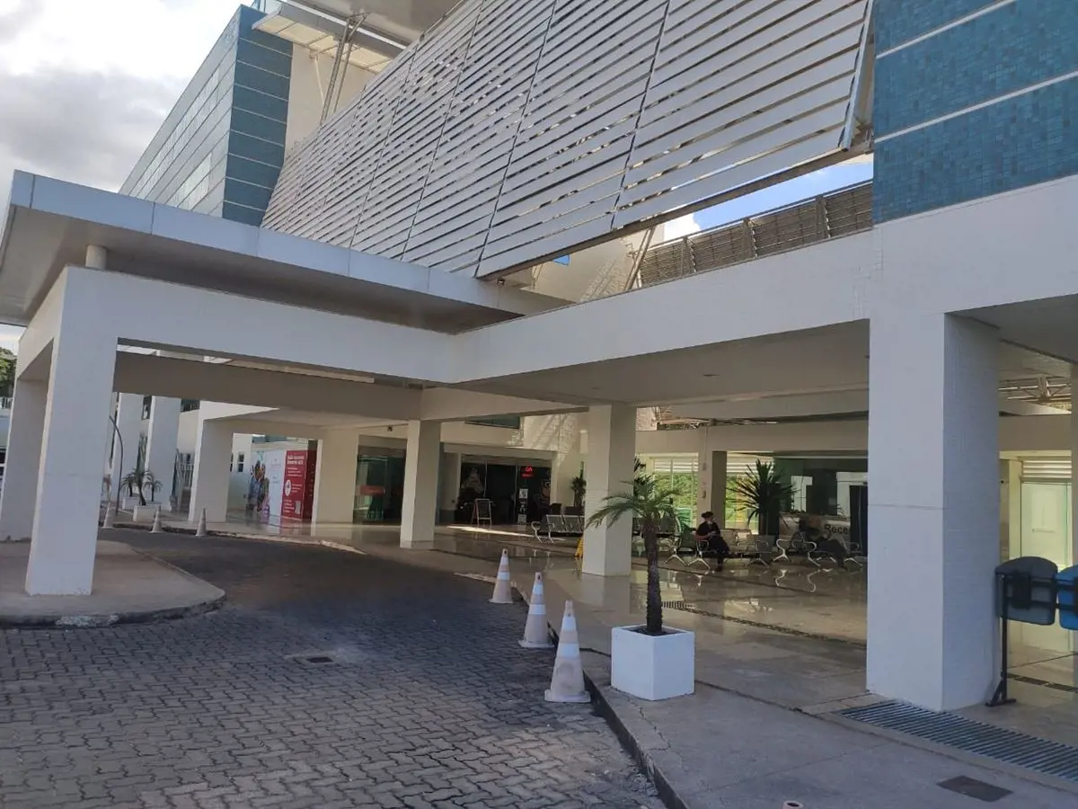 - Consultório médico separado da recepção por painel e porta de correr em madeir...