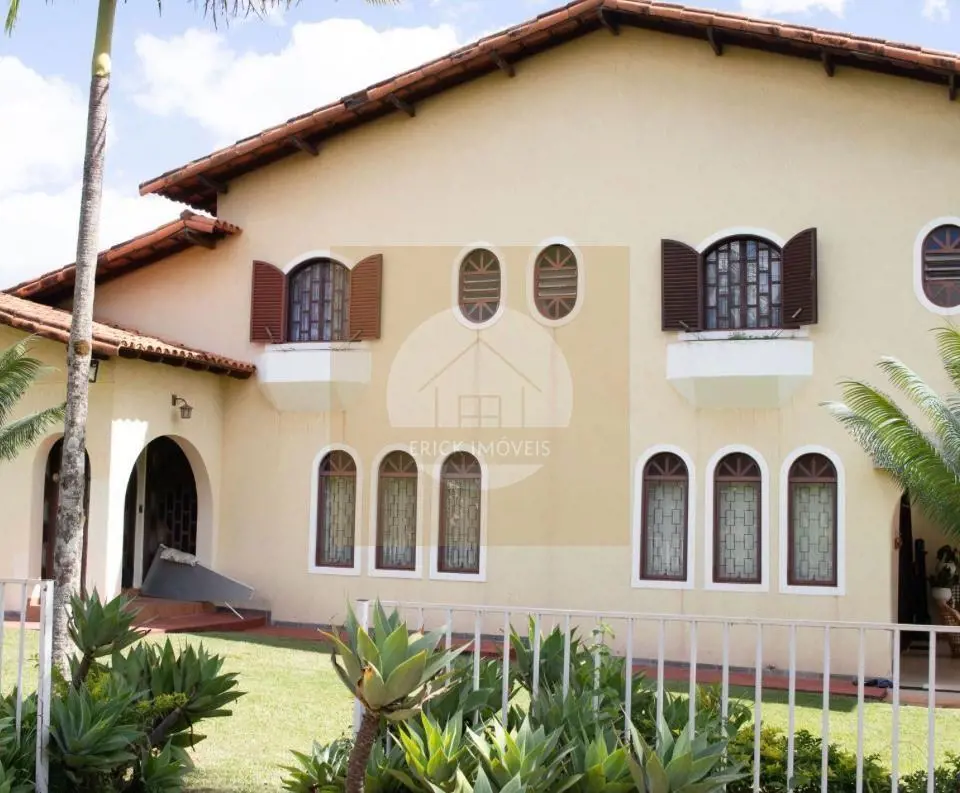 Casa 02 (dois)pavimentos. Térreo: Sala de estar, sala de Tv, lavabo , escritório...