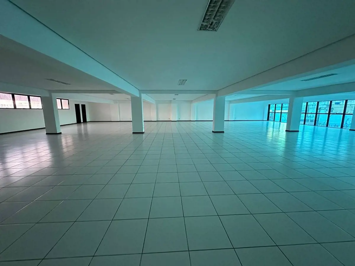 Sala Comercial de 460m² - TaguatingaNa melhor localização de Taguatinga, com ele...
