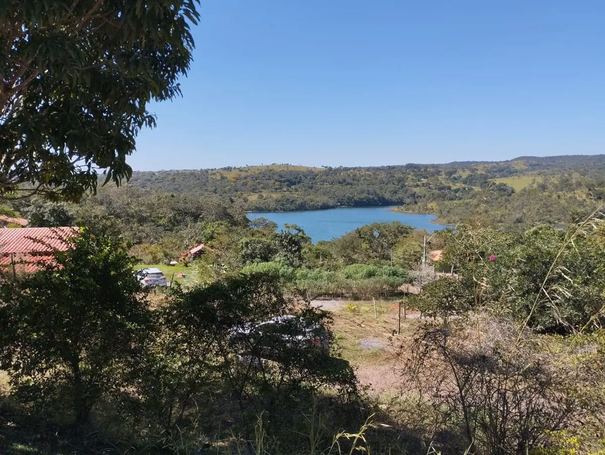 Mini chácara a 7km da BR 060 - terreno com linda vista panorâmica para o Lago Co...