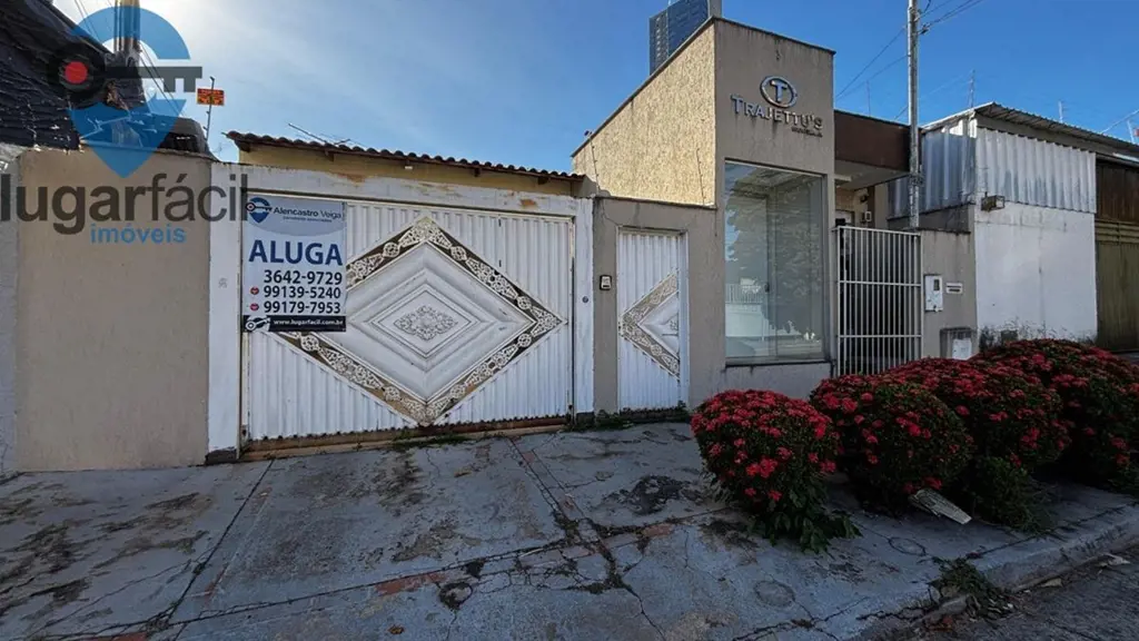 03 quartos sendo 2 suítes com armários, 01 banheiro social.Jardim de inverno, co...