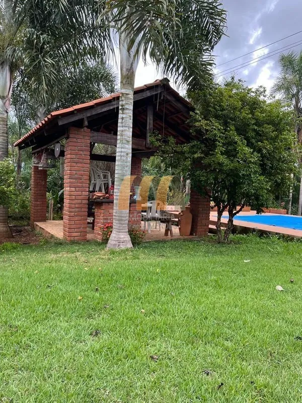 Casa com: 2 quartos; 1 sala; 1 banheiro social; 1 cozinha com fogão a lenha, 1 á...