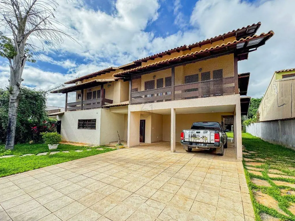 Esta residência tradicional na QL 13 do Lago Norte é a síntese perfeita entre ch...