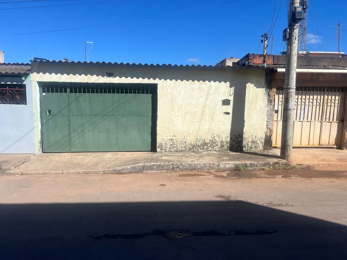 Para reforma. Casa sem laje com 2 vagas de garagem. Com espaço bom nos fundos . ...