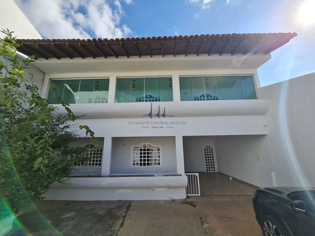 Planalto Central Imóveis vende com exclusividade excelente sobrado, bem localiza...