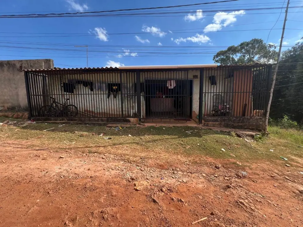 Lote com 02 casas e galpão comercial no Setor Habitacional Sol Nascente!Aproveit...