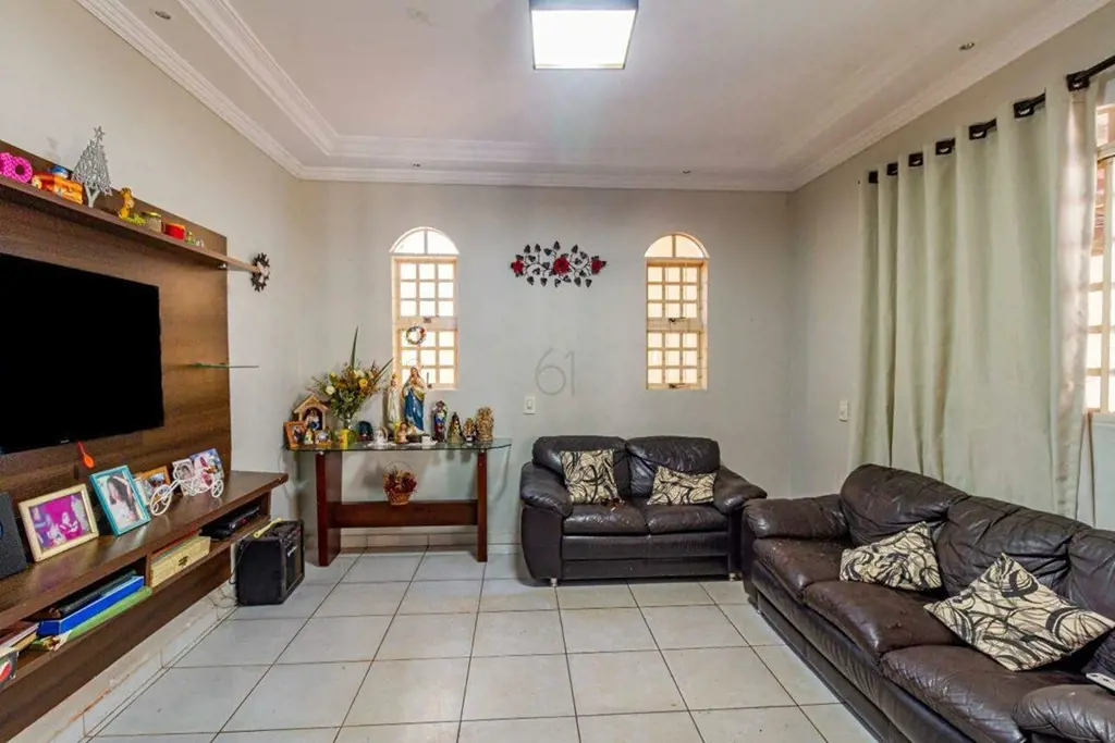 Casa colonial com 4 quartos, sendo duas suítes, sala ampla para dois ambientes, ...