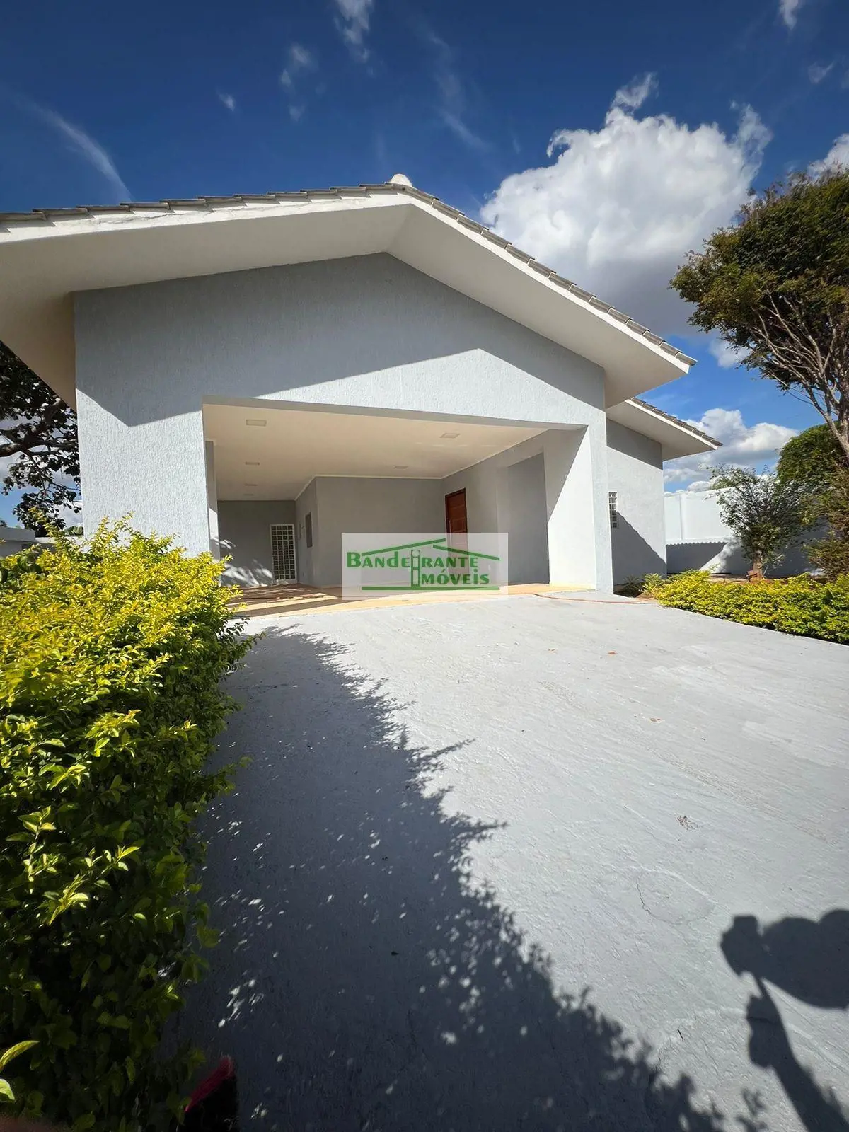 Uma excelente casa, com ótima estrutura, localizada no Park WayCom aproximadamen...