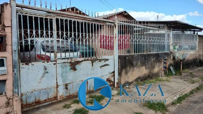 Você está procurando um excelente local para morar? A casa é bem localizada, pró...