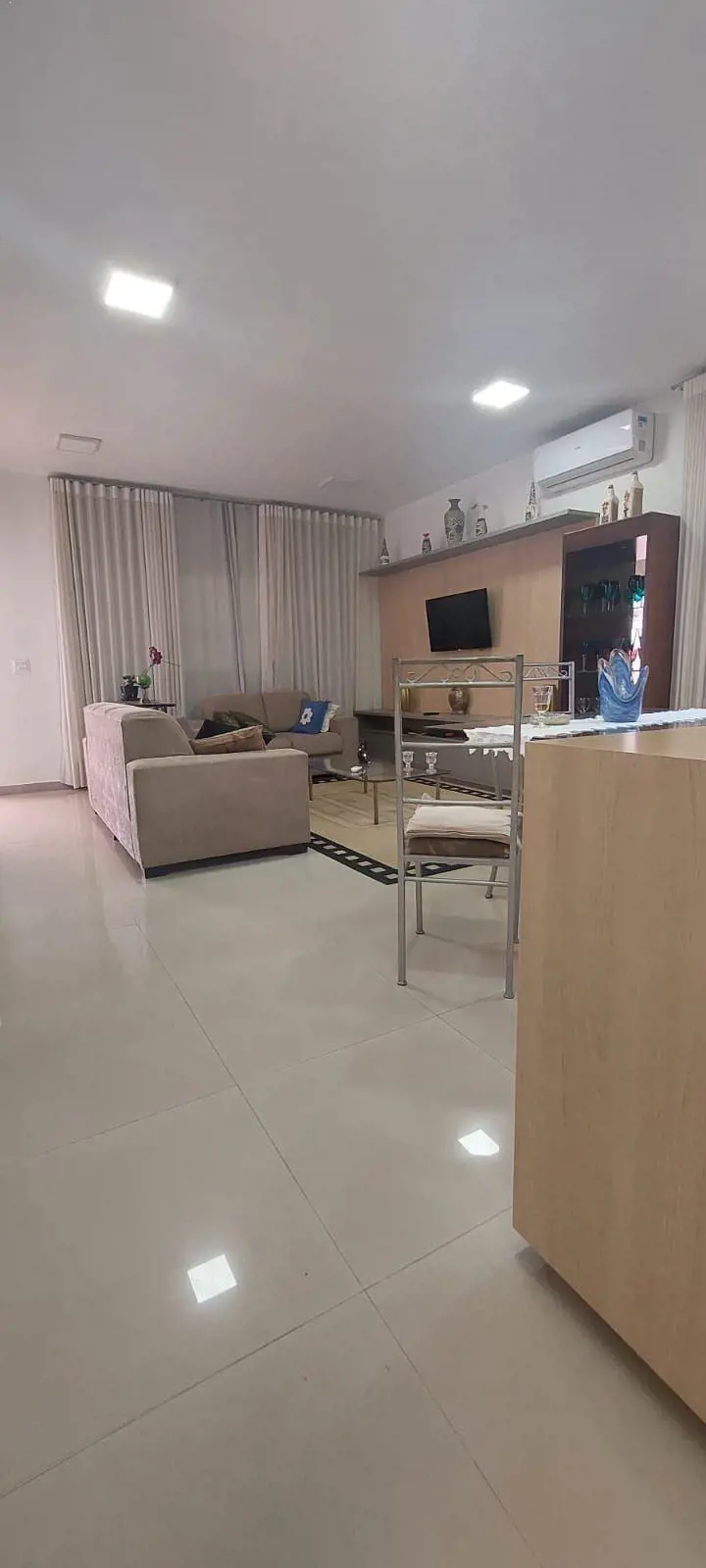 Ótima casa com 3 quartos sendo 1 suite lote 400m na Arniqueiras,com closet na su...