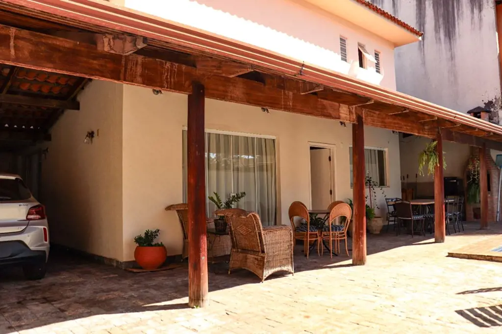 Piso térreo: sala para 03 ambientes, uma varanda grande na frente com churrasque...