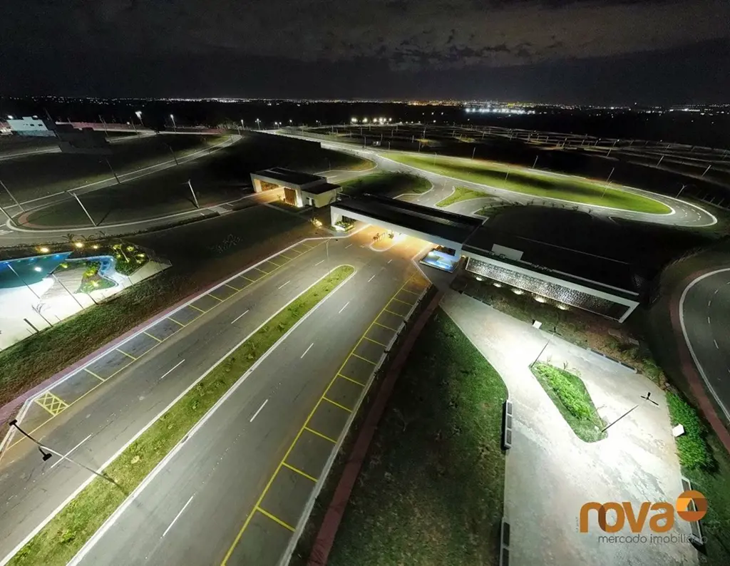 Lote de esquina, no Condomínio Solaris Laguna com leve declive na quadra 05, Lot...