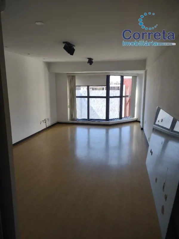 Alugamos ótima Sala no SRTV/Sul Ed. Embassy Tower, composta de:- Sala em vão liv...
