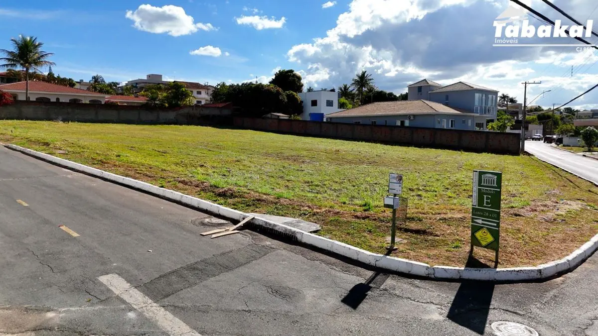 Lote de 2.236 m², plano, de esquina, com linda vista para Sobradinho. Situado no...