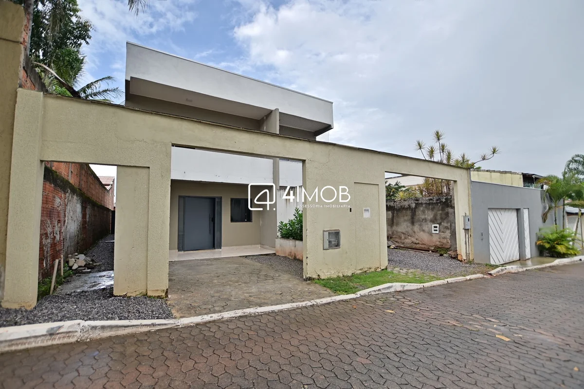 SHA 05, ARNIQUEIRAS, 2 QUARTOS, SENDO 1 SUÍTE, COM GARAGEM! Excelente casa de do...