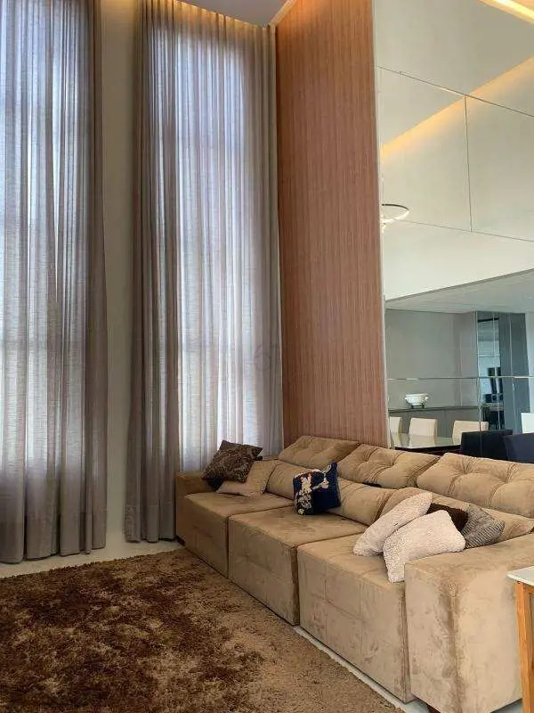 - Composta de 4 Suítes (Todas com Closet, espaço para bancada de estudo/homeoffi...