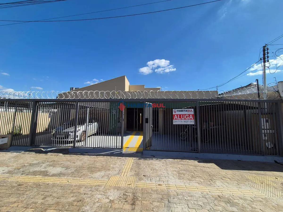 Sala de visita e de jantar;04 quartos sendo 03 suítes com armários;Banheiro soci...