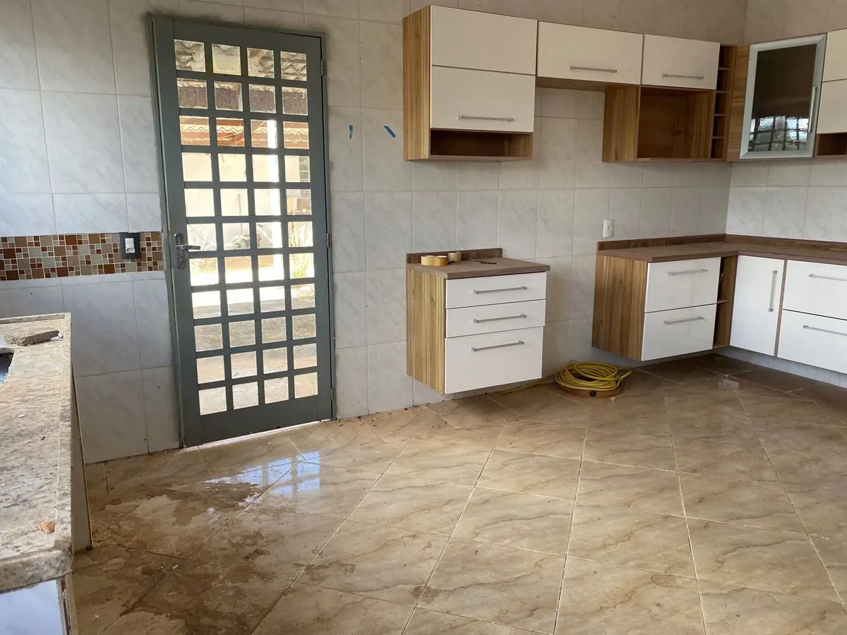 A GCASTRO IMÓVEIS VENDE !!! Casa contendo 2 quartos 1 banheiro Sala ampla Sala d...