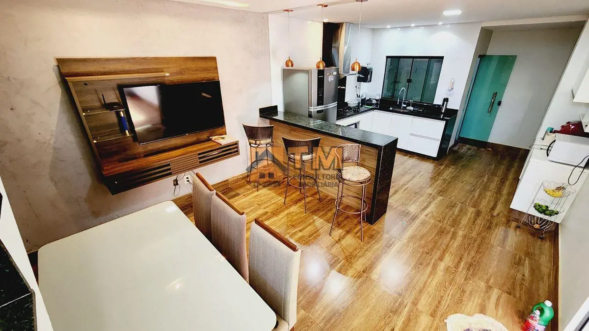 TM CONSULTORIA IMOBILIARIAVENDE:MARAVILHOSO SOBRADO COM FINO ACABAMENTO, COM 4 Q...