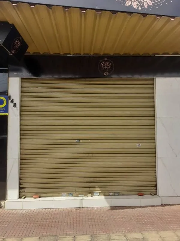 Aluga-se sala comercial com banheiro.Metragem da sala de 45 m².Localizada na esq...