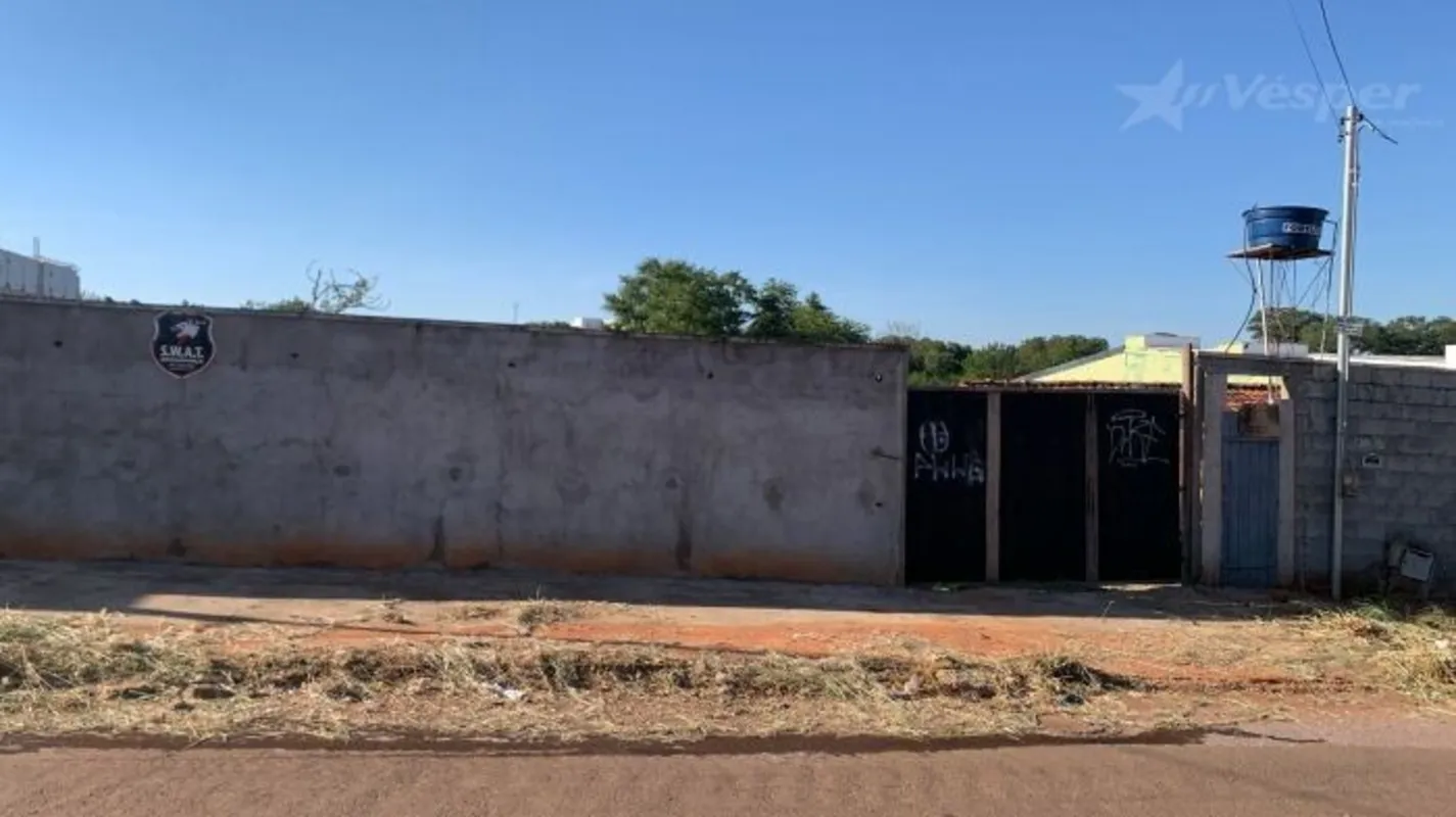 Excelente Chácara com área total de 3.120m², sendo:•20,00 metros de frente para ...