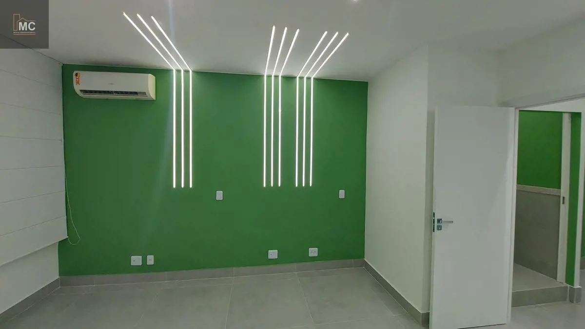Linda Sala, toda reformada, com projeto moderno e arrojado de iluminação e pintu...