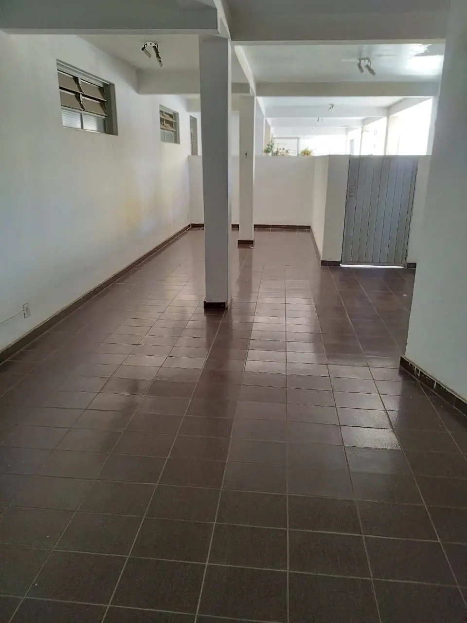 Aluga-se apartamento de 120 m² com:- 03 quartos, sendo 1 suíte com armários;- sa...