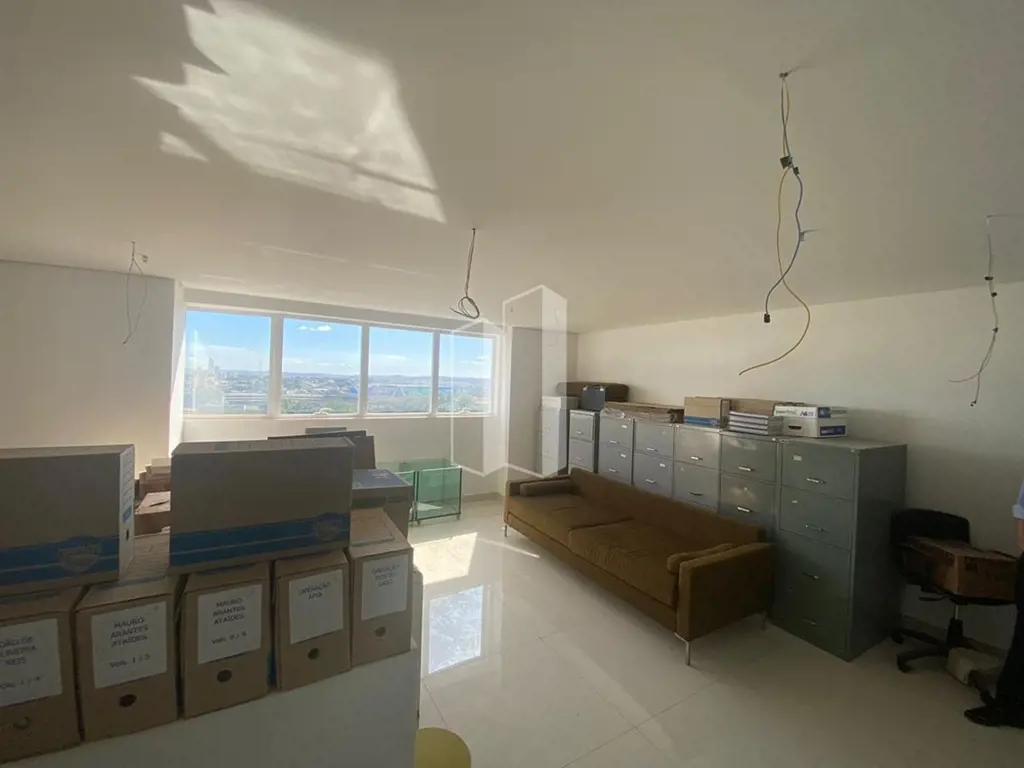 Sala Comercial: Área de 38,73m² 1 banheiro Em frente ao Fórum do Jardim Goiás Ag...