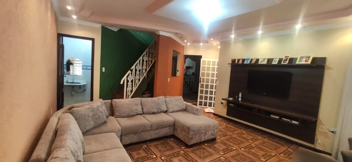 Julisce Alencar Assessoria Imobiliária vende...Casa localizada na QR 514 (Samamb...