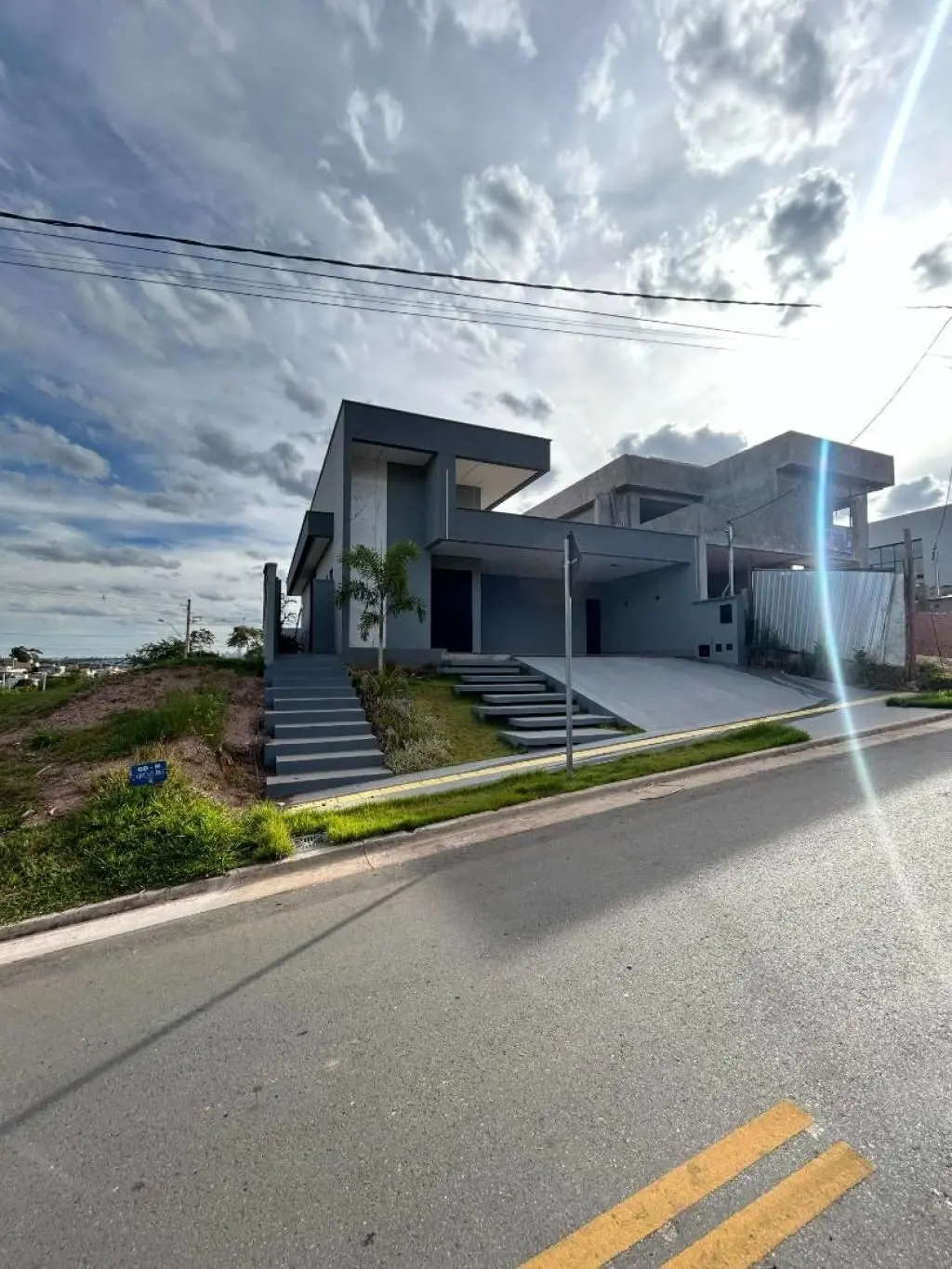 Casa Térrea no Condomínio Jardins Barcelona.Características do Imóvel:- 3 Suítes...