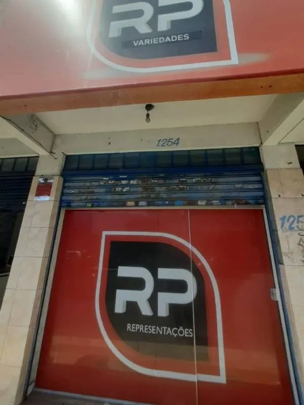 Aluga-se sala comercial bem localizada, com vitrine em vidro, e um banheiro.Valo...