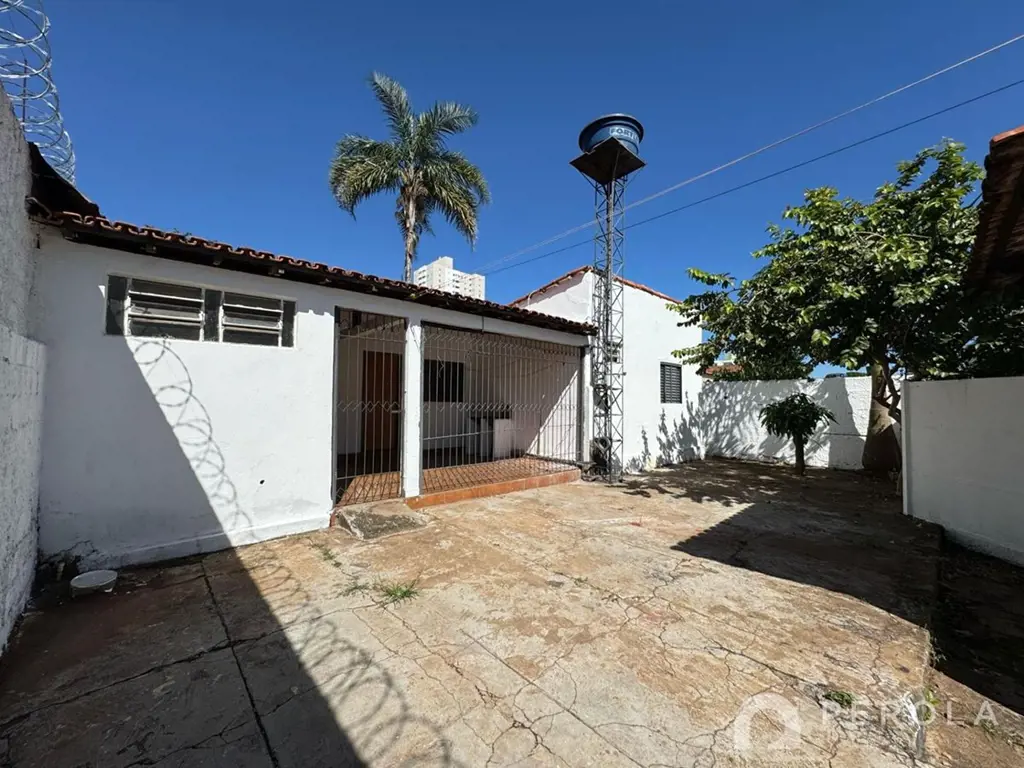 Casa com dois quartos, sala, cozinha, banheiro social, área de serviço, despensa...