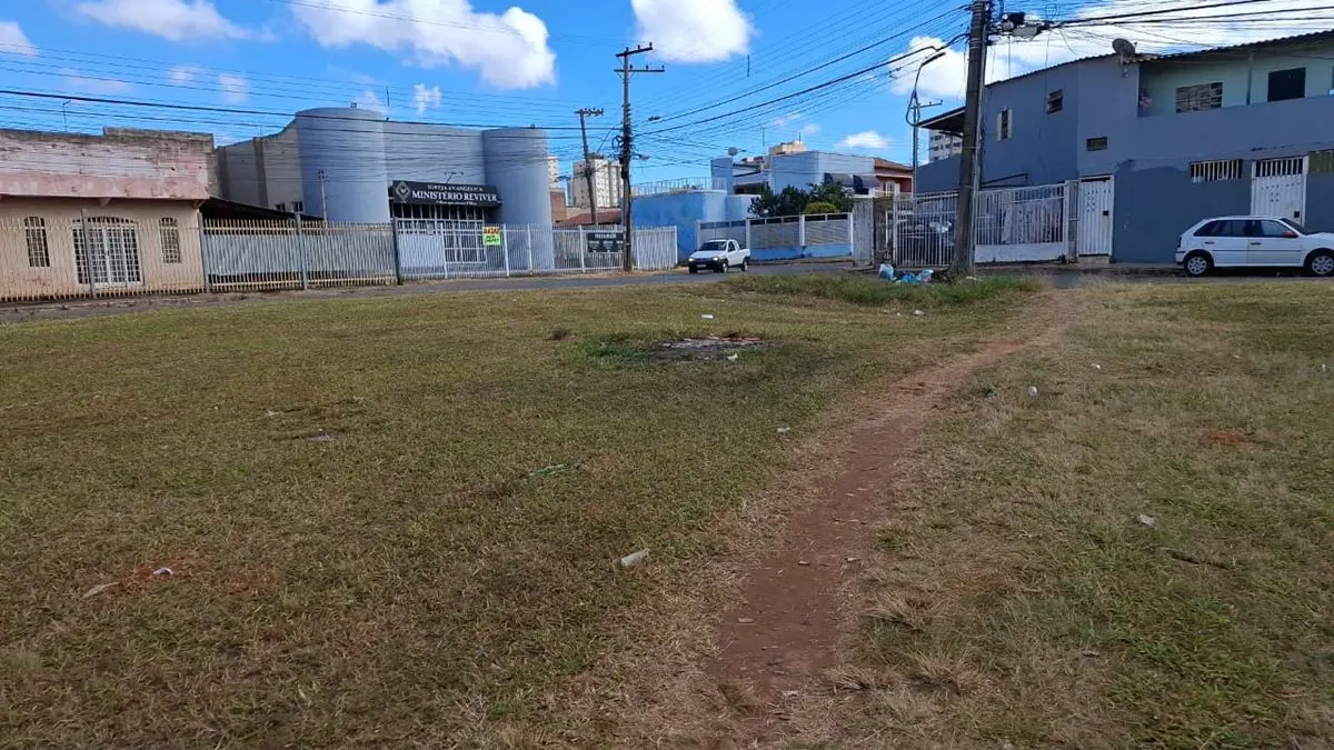 Incrível terreno no coração de SamambaiaPara investidores inteligentes com alto ...