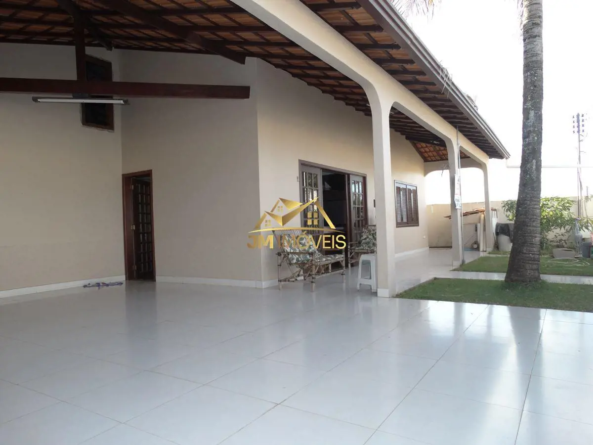 A JM Imóveis vende casa com localização privilegiada no Condomínio Serra Azul de...