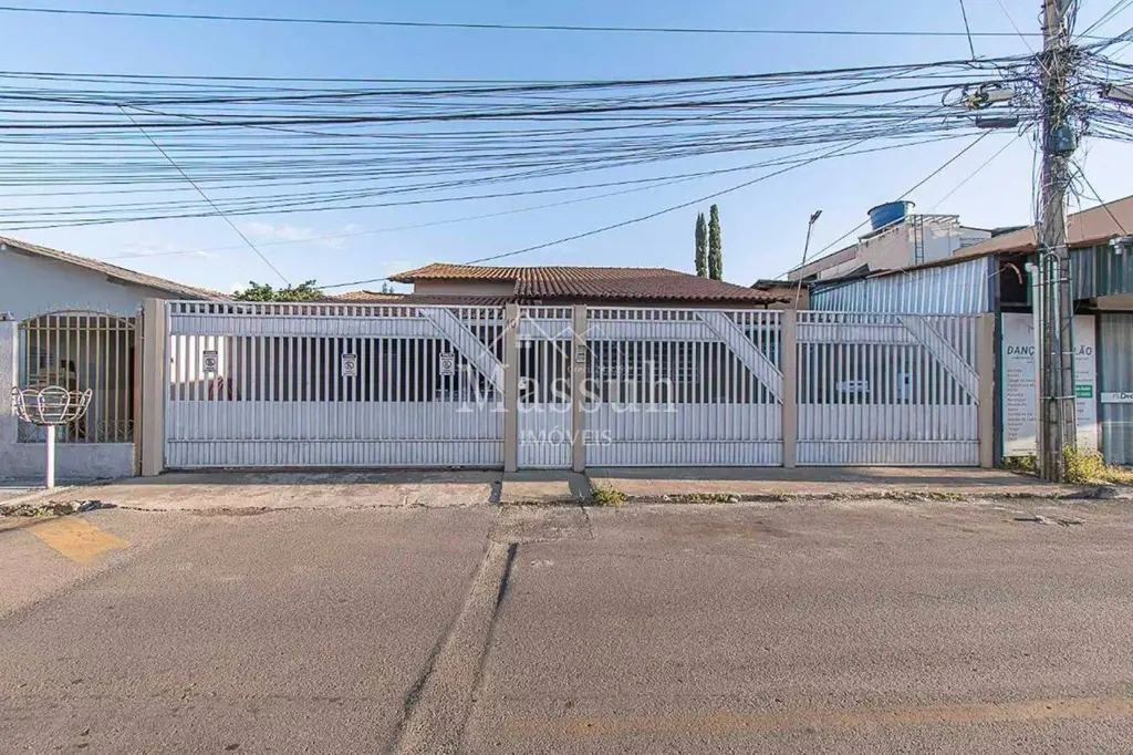 MASSUH IMÓVEIS VENDE:VILA PLANALTO RUA 10 - 5 QUARTOS SENDO 2 SUÍTES - PERPENDIC...