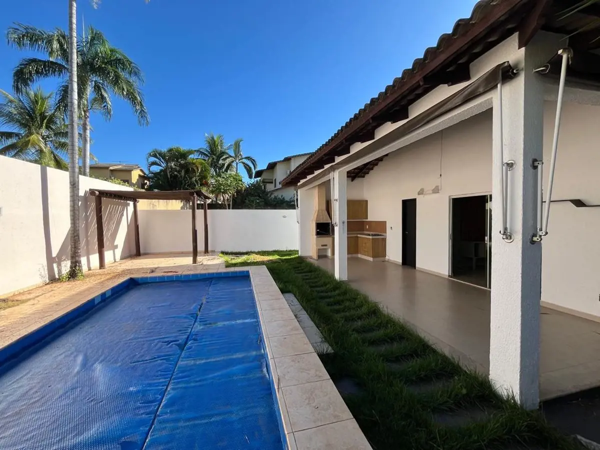 Sobrado muito bem localizado, frente a praça principal, contendo 4 suítes sendo ...