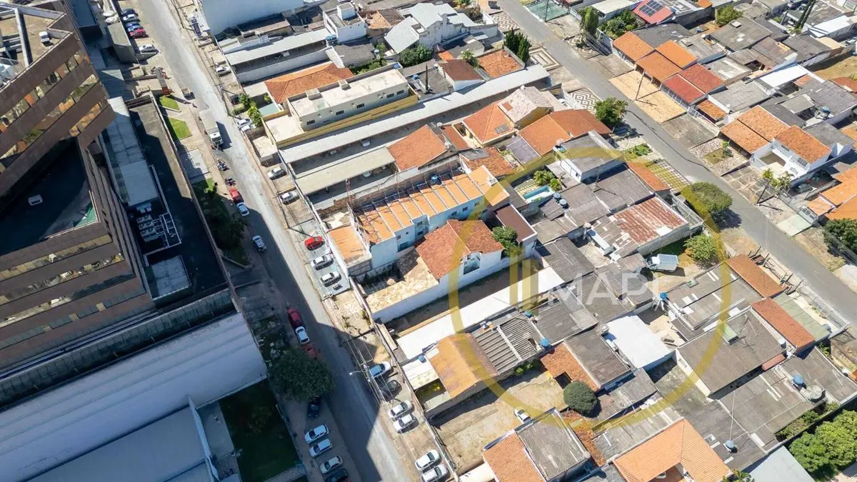 O lote comercial de 350m² localizado na QNC 15, Taguatinga Norte, DF, oferece um...