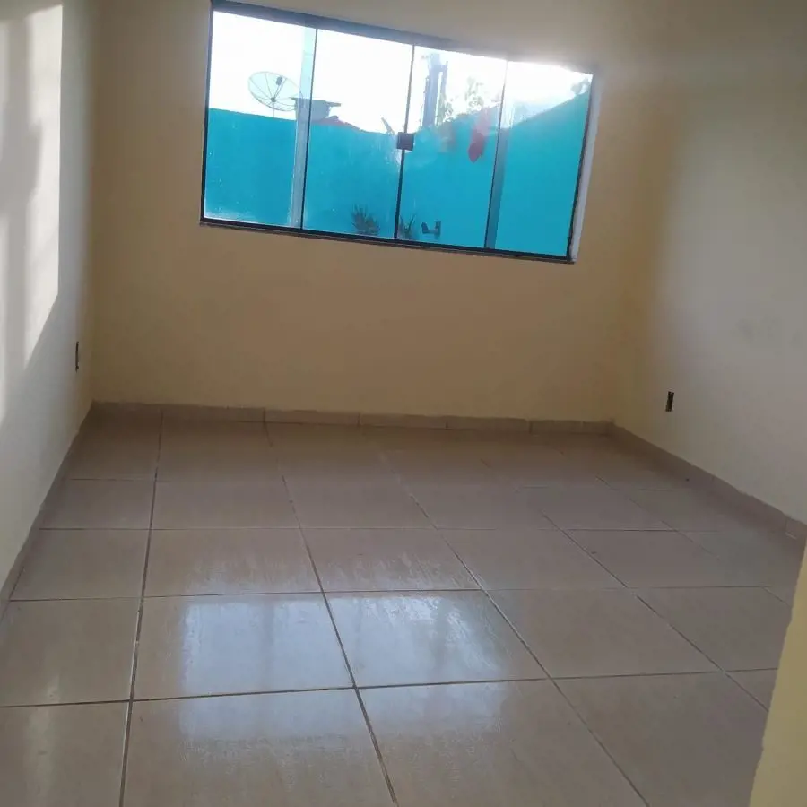 Vende-se casa com 2 quartos, sendo 1 suíte Lote 180 m² Area construida 80 m² 2 q...