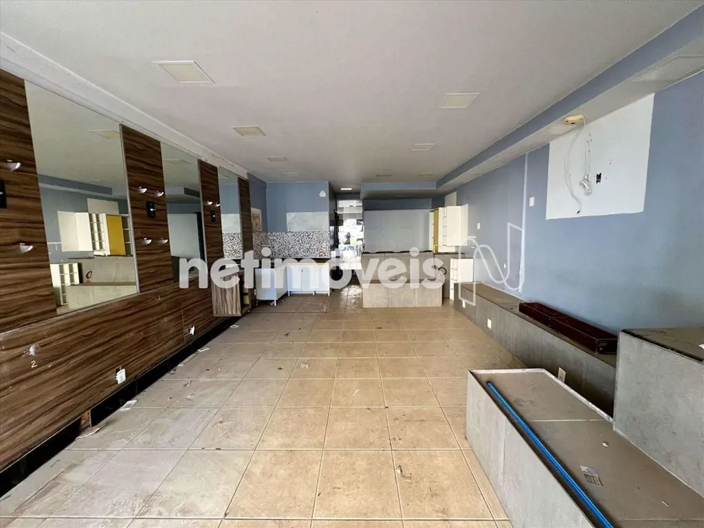 Loja comercial com banheiro social, cozinha e depósito. Ótima localização, com a...