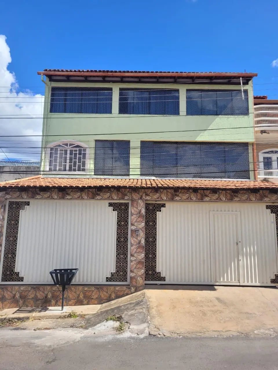 Sobrado, com 03 quartos sendo 03 suítes, armários, lavabo, sala ampla, copa cozi...