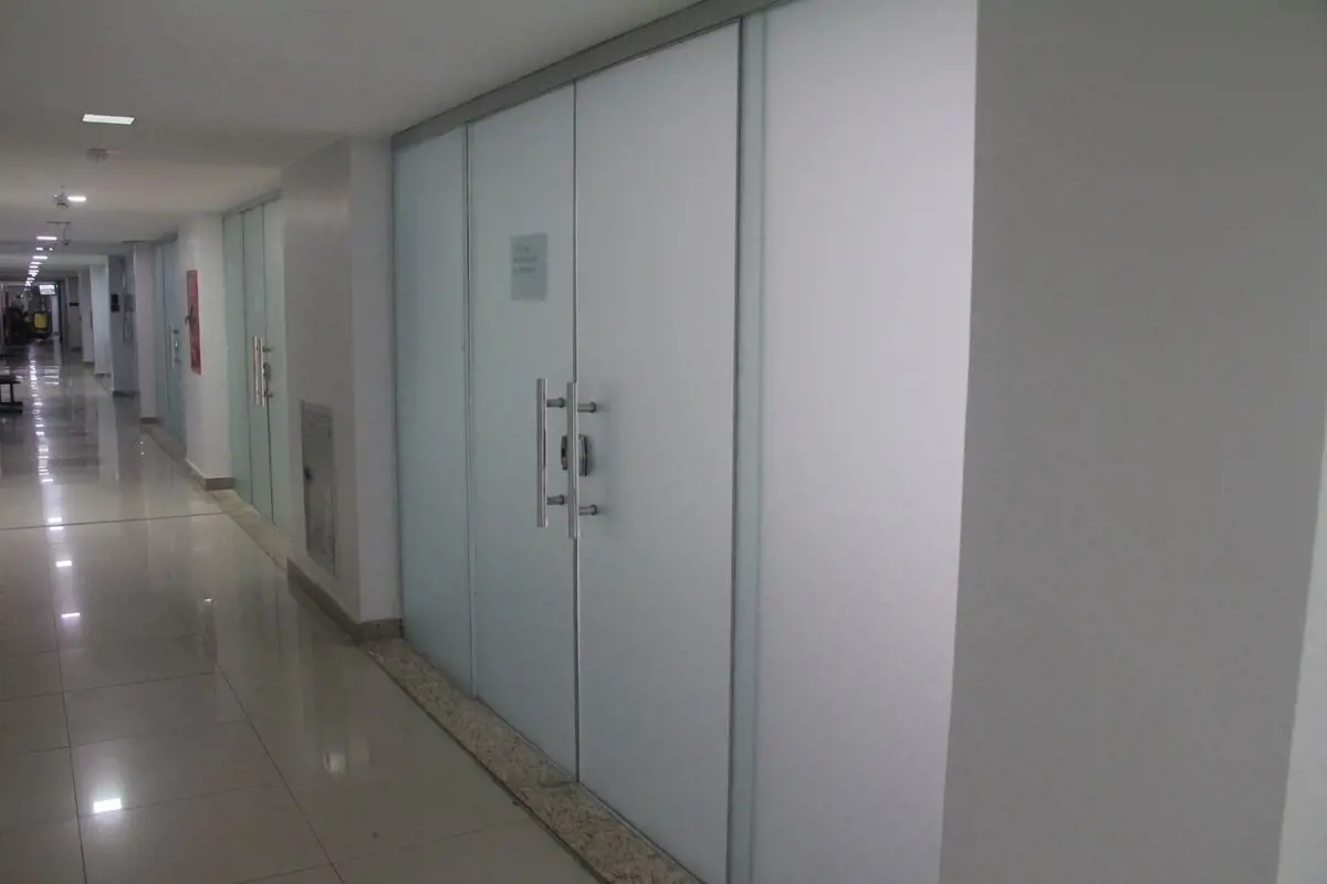 Vende-se ótimas e amplas lojas comerciais, com portaria 24h, no Edifício Venânci...