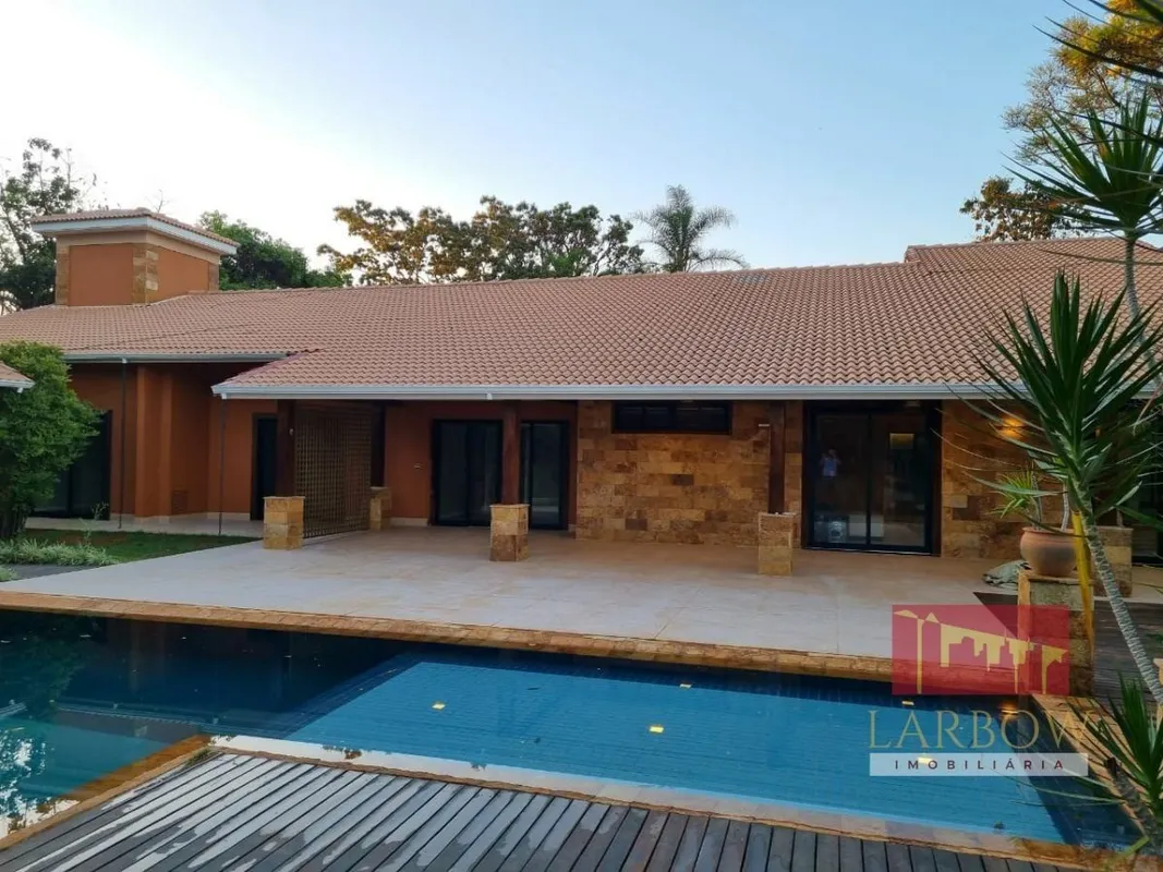 ID132Casa magnífica na QI-05 do Lago SulEm um terreno de 1800m² essa linda casa ...