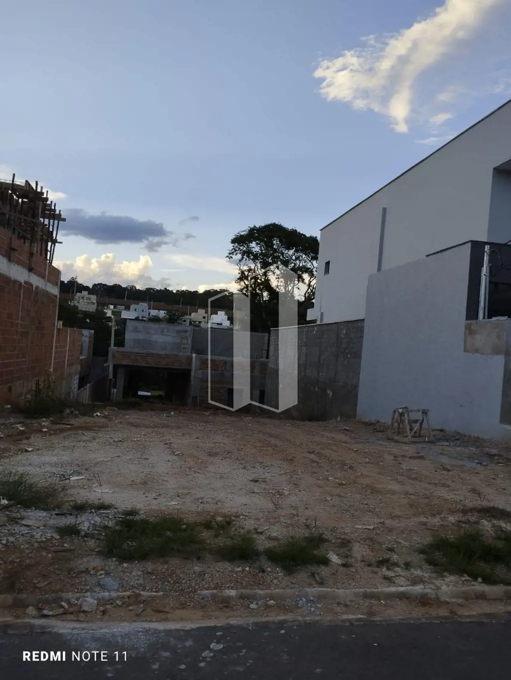 Lote de 250 m² já quitado e todo murado, tem vista livre, fica de fundo para a m...