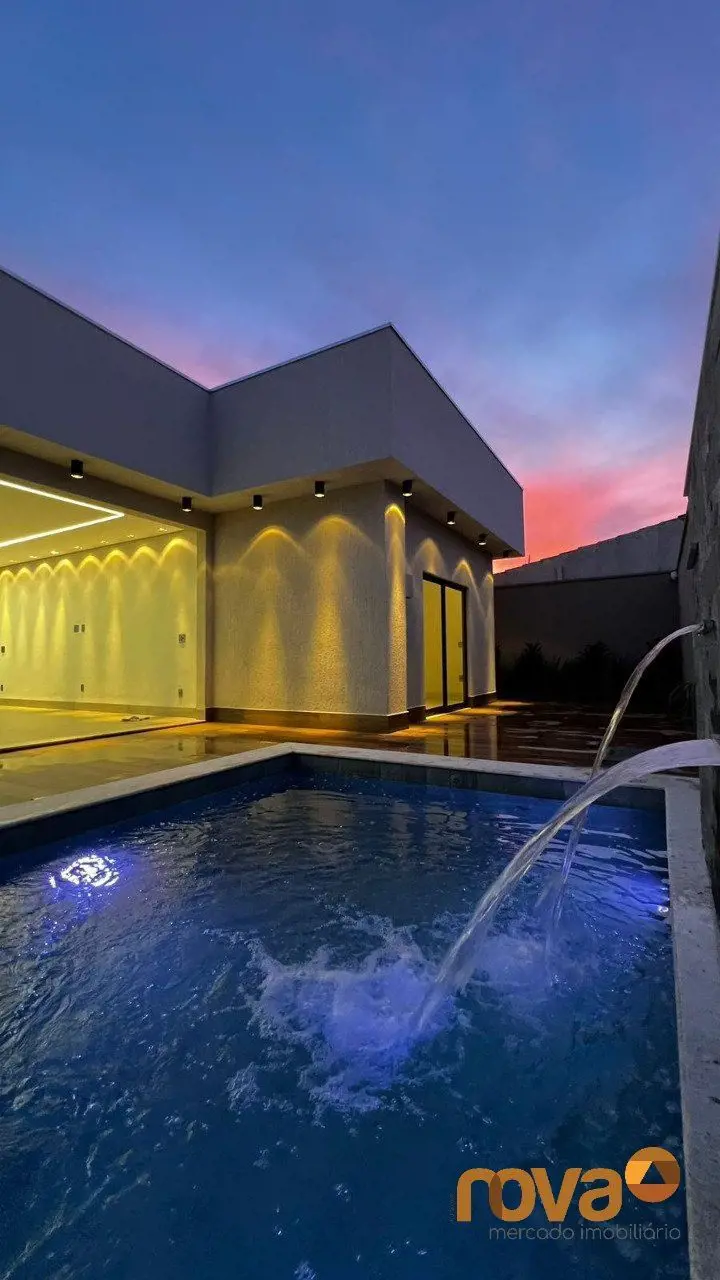 Casa com 3 quartos ,com 3 suítes plenas,sendo uma Master ,com closet ,varanda go...