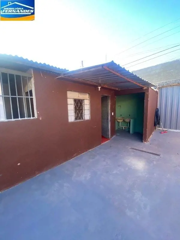 IMOBILIÁRIA FERNANDES aluga casa na Quadra 10 do Setor Sul, na qual a mesma poss...