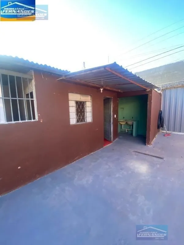 IMOBILIÁRIA FERNANDES aluga casa na Quadra 10 do Setor Sul, na qual a mesma poss...