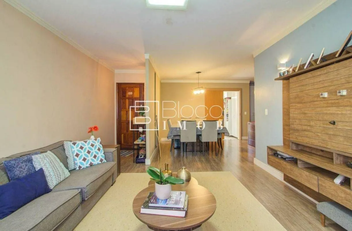 Esse apartamento é de canto, tem vaga, por ser de canto possui uma área privativ...